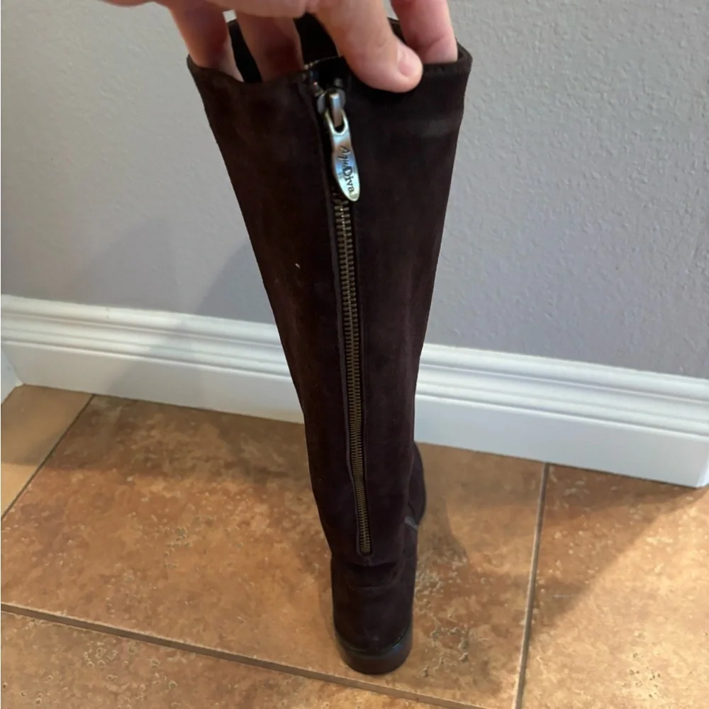 Single boot, Elegant Brown Suede Knee-High Women's Boot
